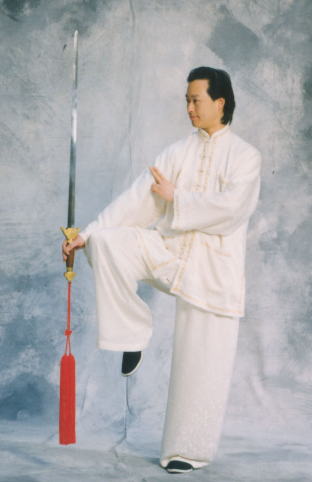 Práctica de Tai Chi con espada (Taichijian) en la escuela