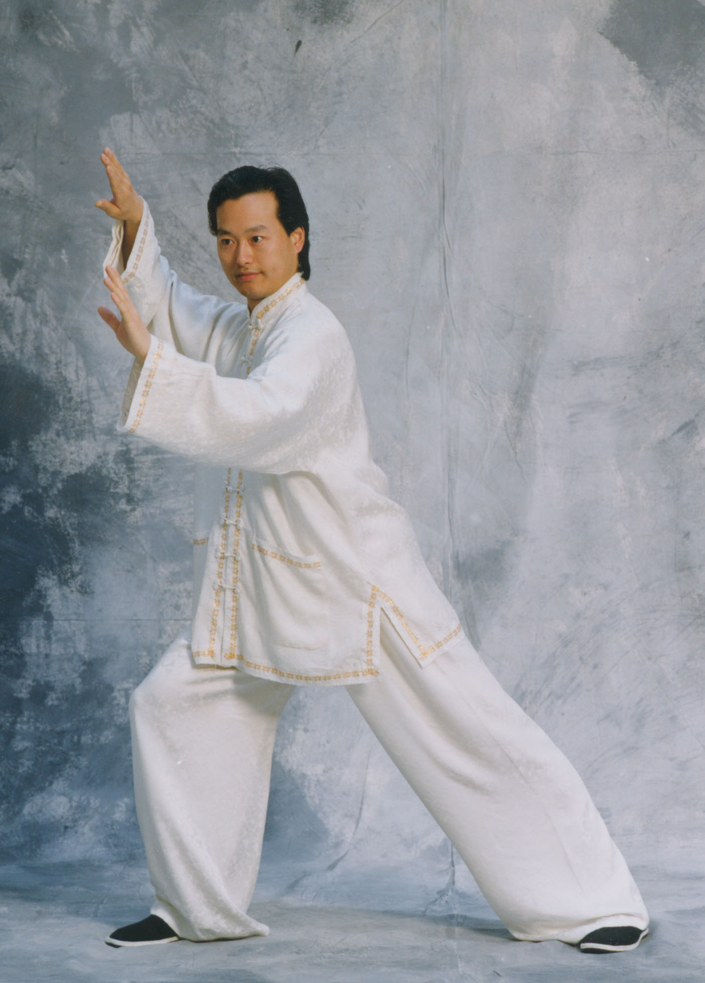 Sesión de práctica de Chikung-Taichi en el salón de la escuela