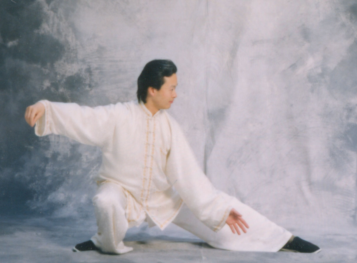 Demostración de técnica con látigo durante la práctica de Tai Chi