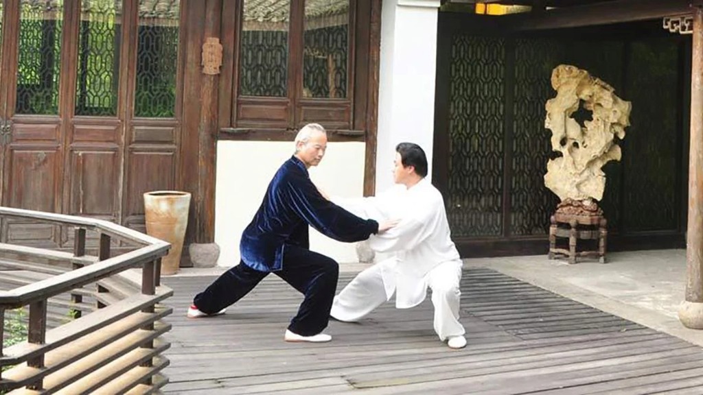 Práctica de Tai Chi en el salón de la Escuela Superior de Chikung-Taichi