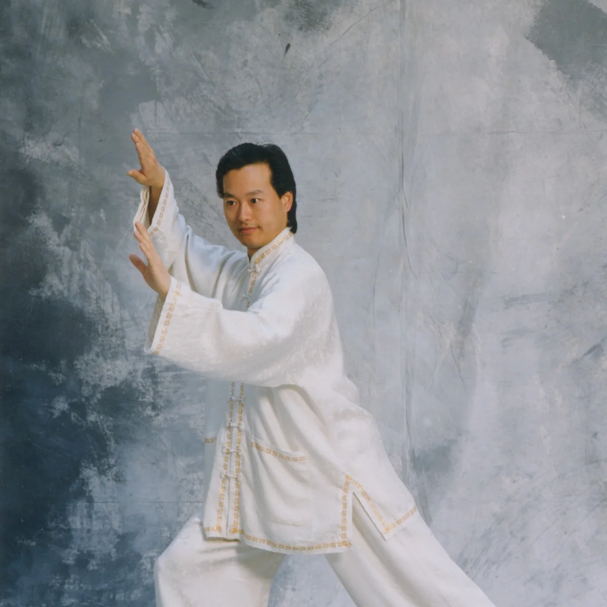 Alumna practicando Chikung-Taichi durante una clase diaria en Madrid