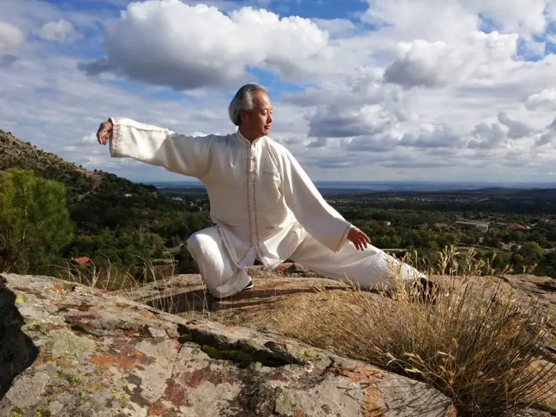 Estudiantes practicando Chikung-Taichi en el salón de la escuela