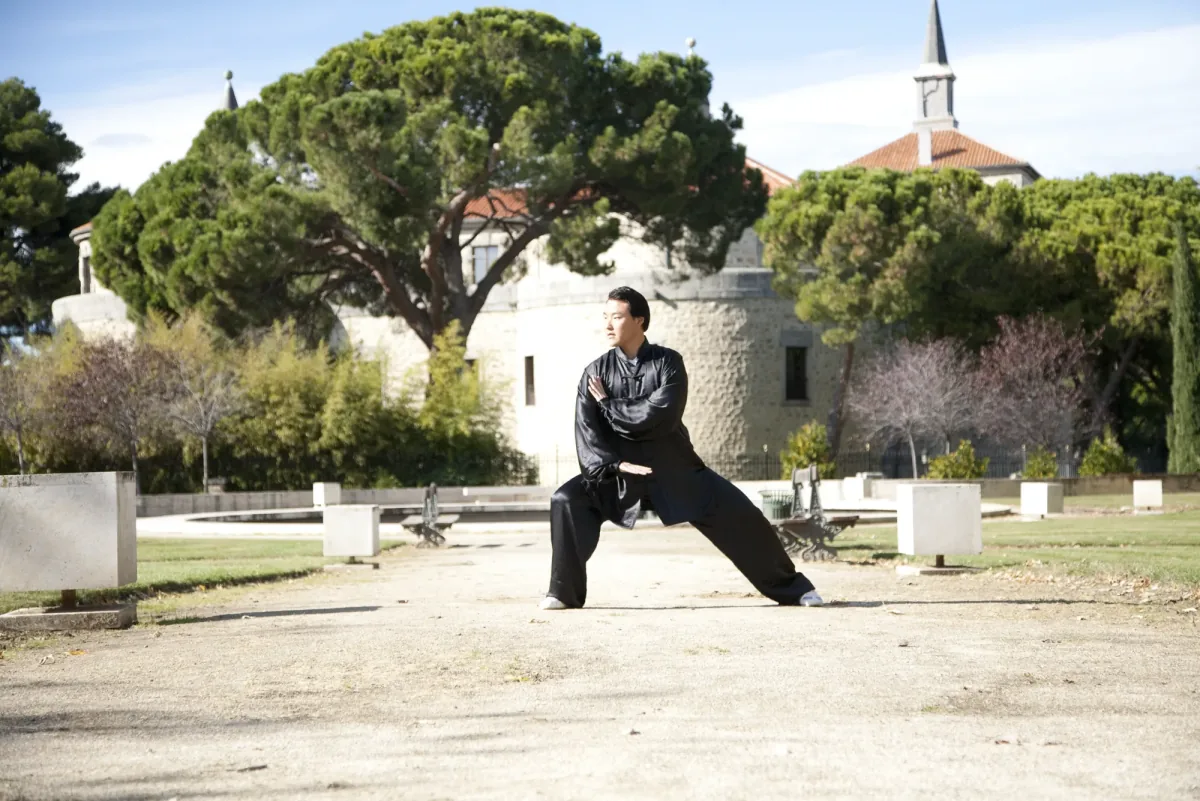 Maestro Liu impartiendo una clase en la Escuela Superior de Chikung-Taichi